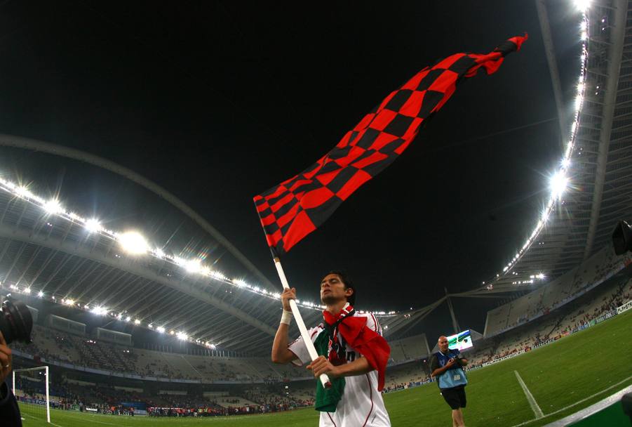 Inzaghi sventola la bandiera rossonera ad Atene. Afp